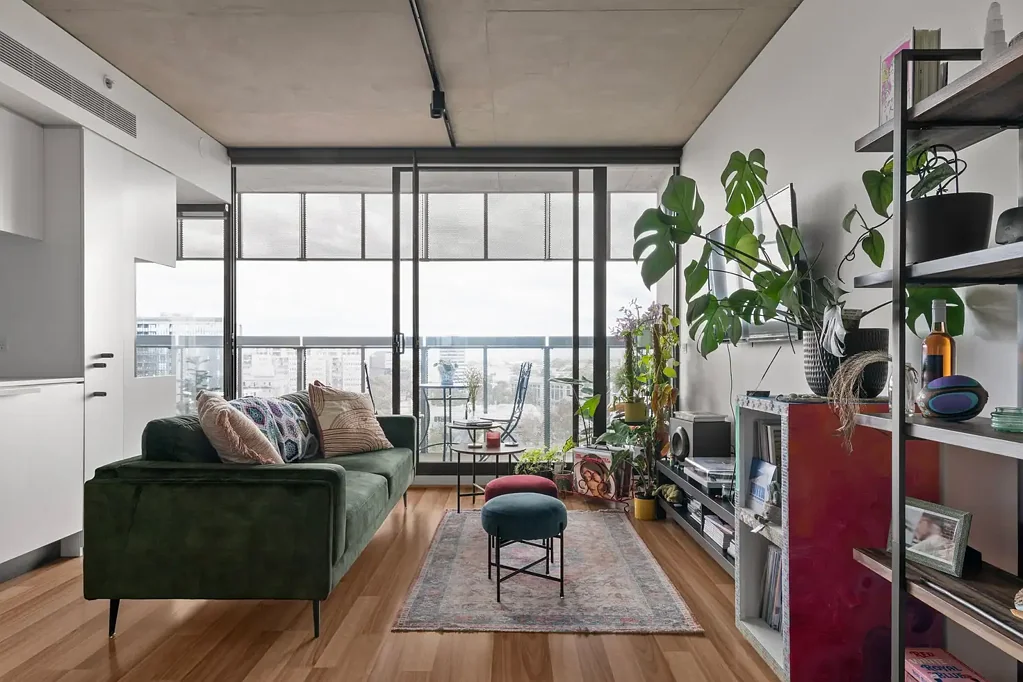 Southbank 2房 朝南开阔视野 宽敞中央生活区 现代工业时尚 诱人木地板混凝土顶 时尚画廊照明 超大型阳台 南向景观 住户室内泳池24小时健身房 桑拿屋顶花园 Guild – Superb space, sensational views, and arts precinct appeal