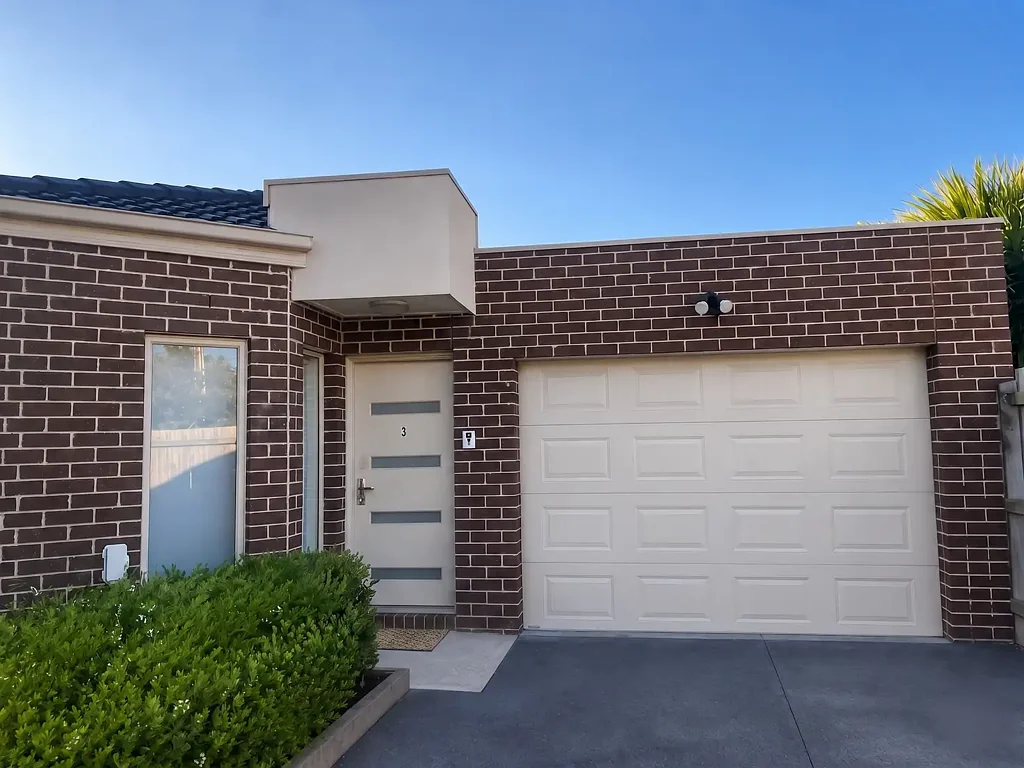 Executive Lifestyle in a Convenient Location!