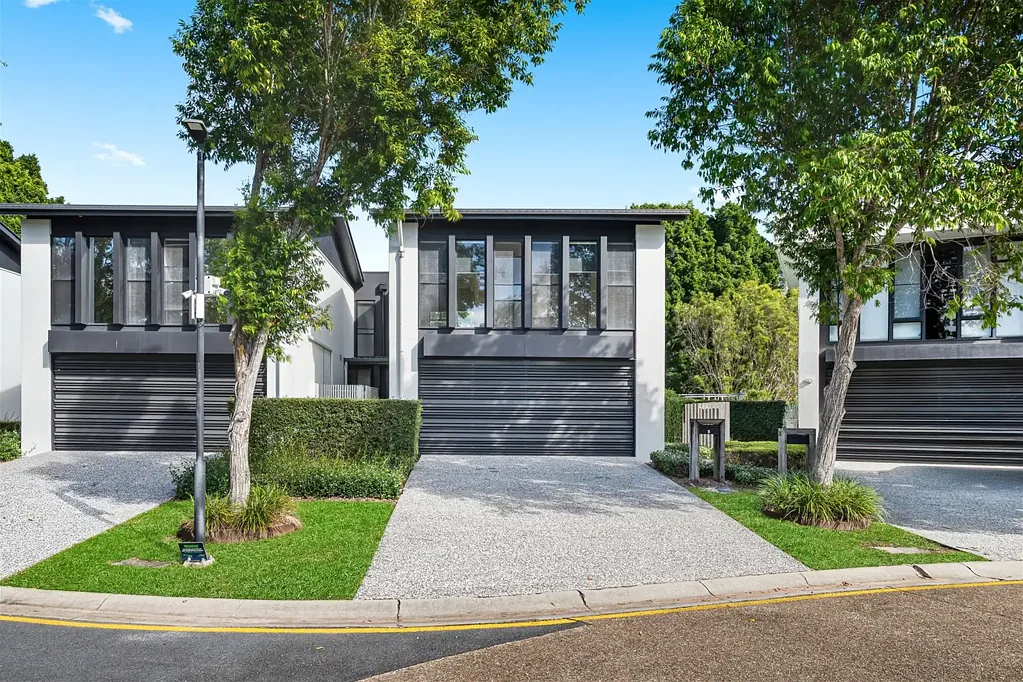 Robina 3غرفة نوم Your Next Chapter Begins Here -Modern 3-bedroom townhouse that offers you the Gold Coast Stylish Living, bordering the Glades Golf Course.