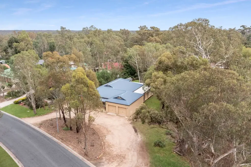 Heathcote 3房  Home On Almost Half An Acre