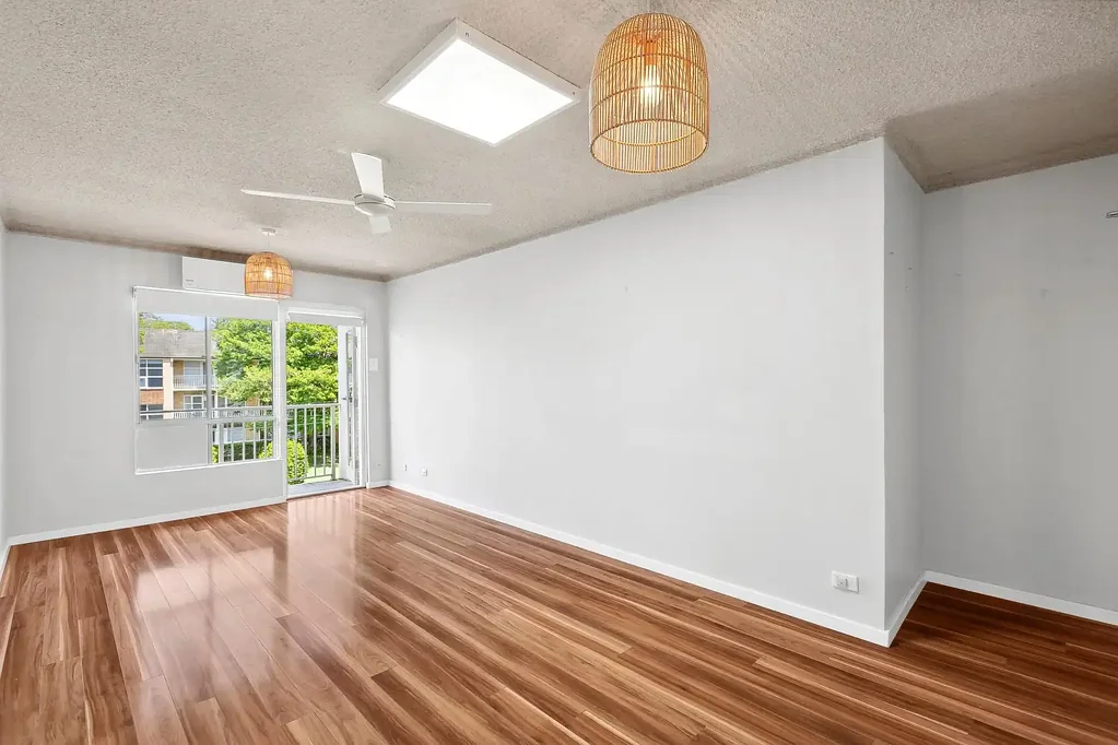 TOP LEVEL APARTMENT WITH LEAFY ASPECT