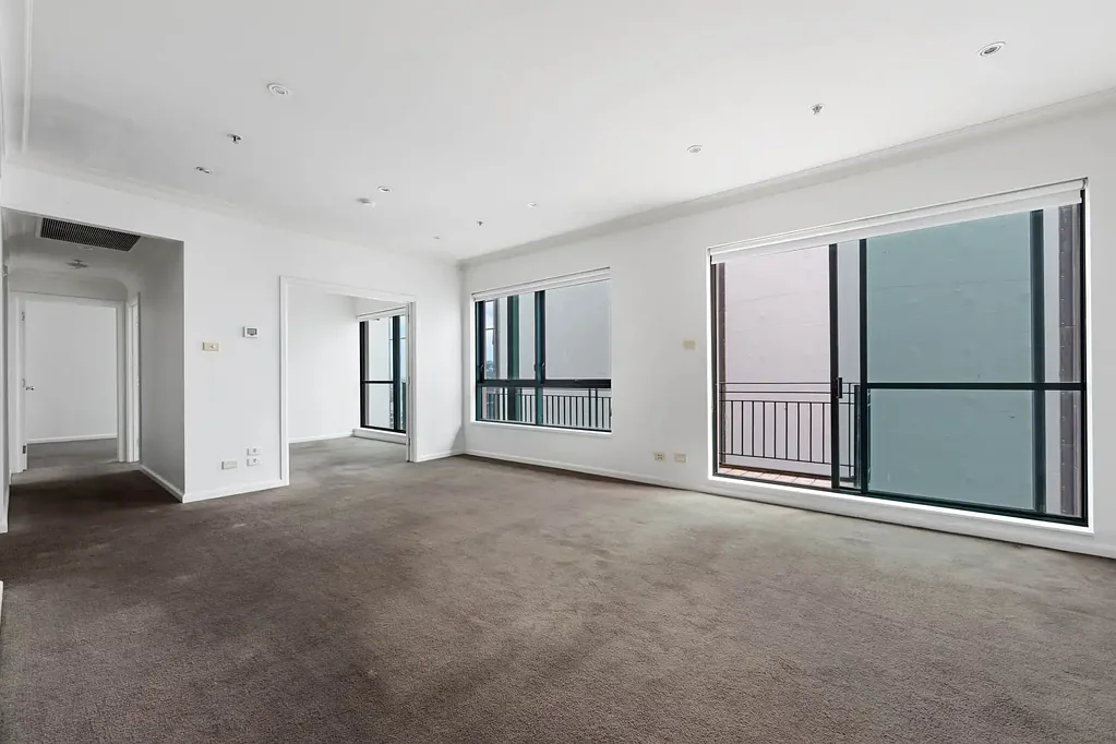 Luxurious Light-Filled Apartment – Regency Towers, Level 30