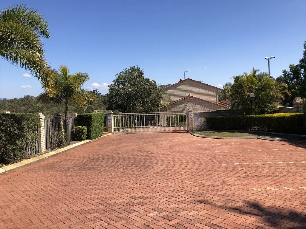 Air conditioned & Renovated 3 Bedrooms Townhouse