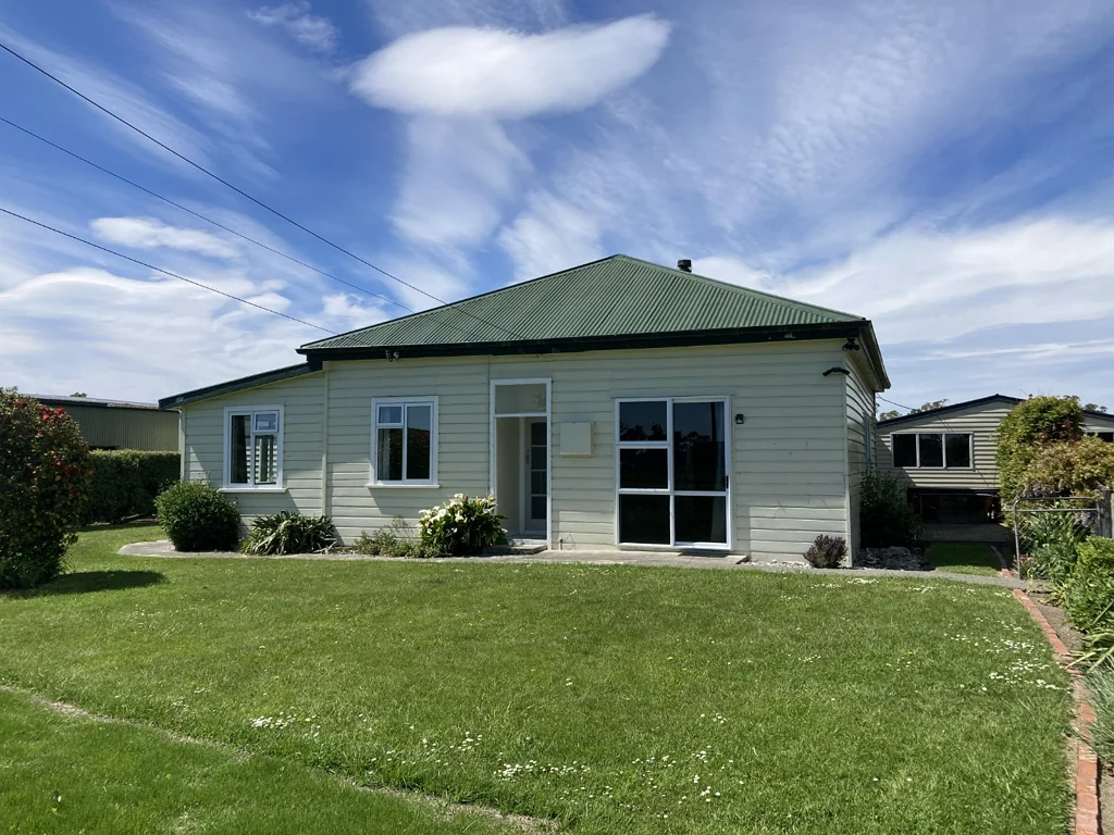 Cottage in the country ready to make your own now!