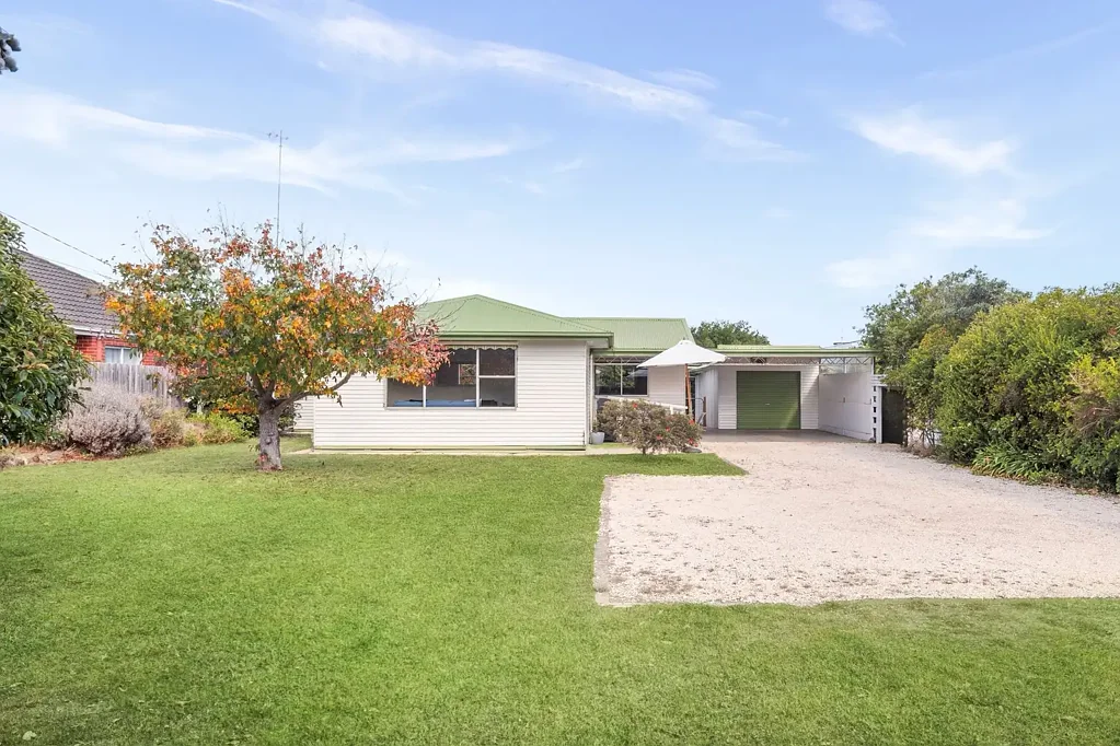 Ocean Grove 3Phòng ngủ Renovated Coastal Classic with Future Potential