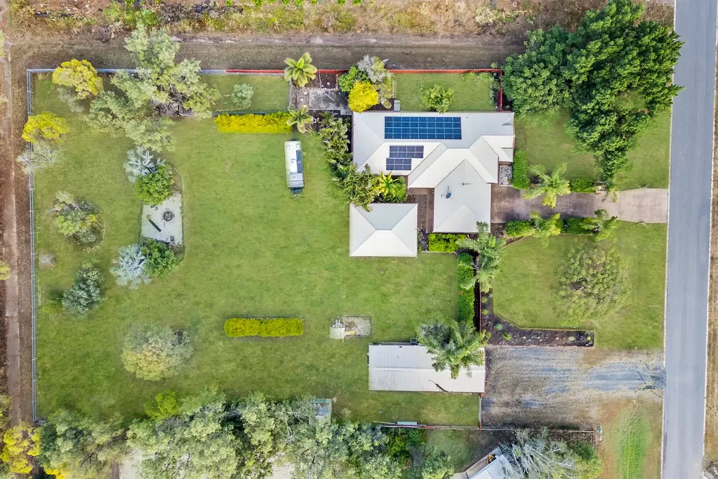 Emerald 4房  Peaceful Acreage Living on Emerald's Picturesque North Side
