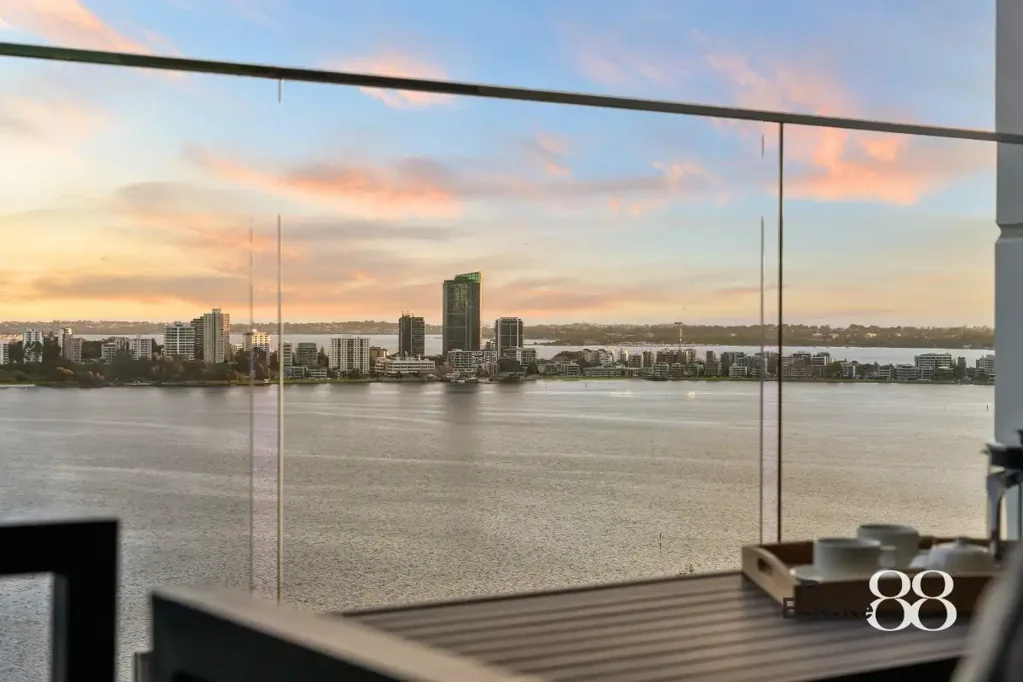 East Perth 3બેડરૂમ 22nd Floor Sub Penthouse, Where the River Takes Centre Stage