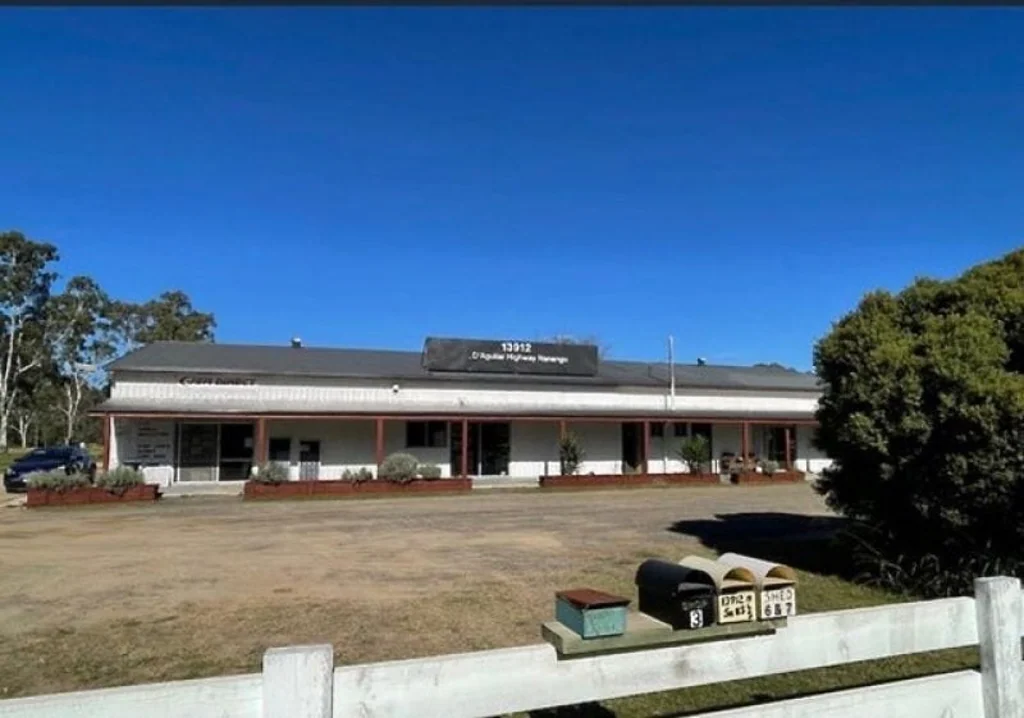 Nanango 4房 多元商业潜能 5英亩广阔地块 稳定高回报投资 轻工业区灵活用途 宽敞看护人住所 增长空间巨大 Live, Work & Invest A Unique Lifestyle & Income Opportunity