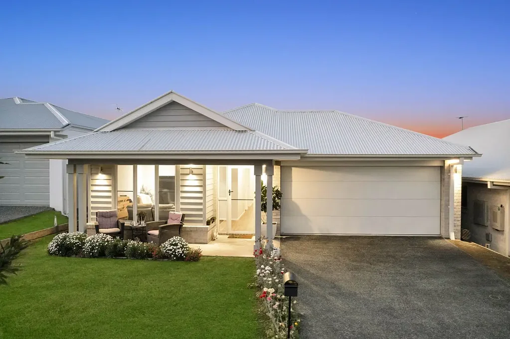 Redbank Plains 4 Slaapkamer Modern Metricon Home with Stunning City Views