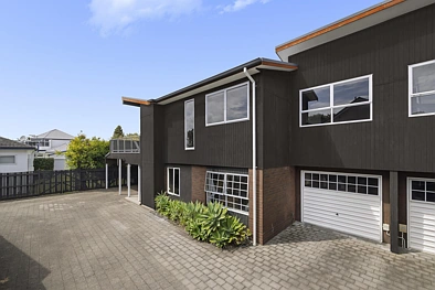 Two-Level Home with Harbour Views & Relaxed Lifestyle