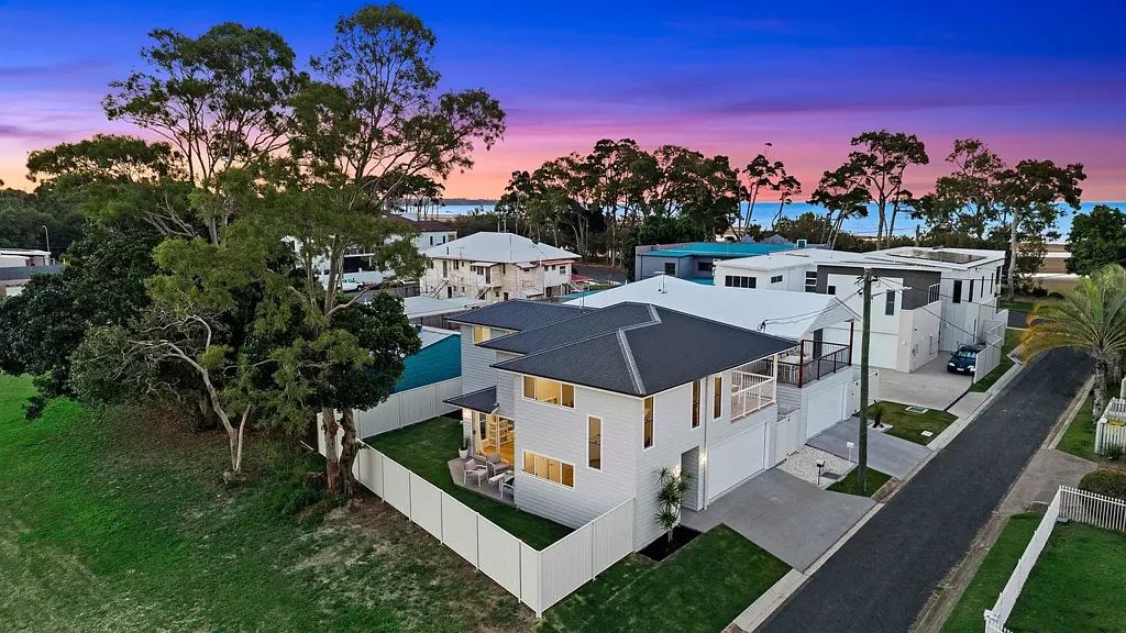 Scarness 4 Bedroom Modern Coastal Luxury, Just Metres from the Beach...
