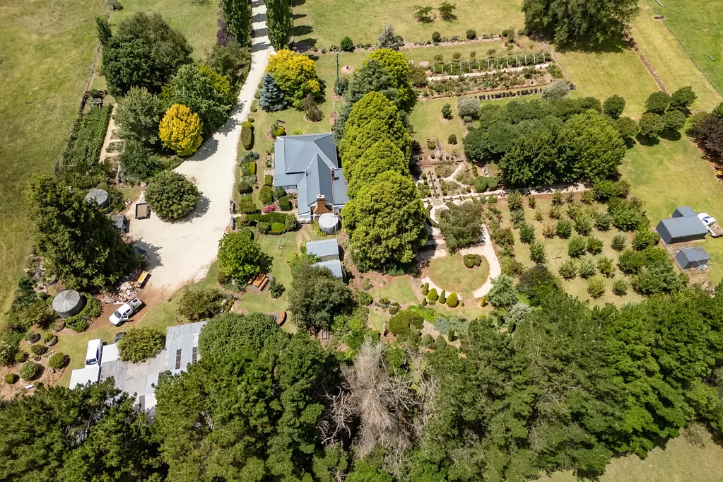 Guyra 4 Bedroom A Private Country Retreat On A Stunning 9-Acre Garden Block Just Minutes From Town