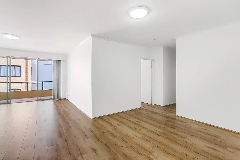 Spacious Three Bedroom Apartment in Newington Towers