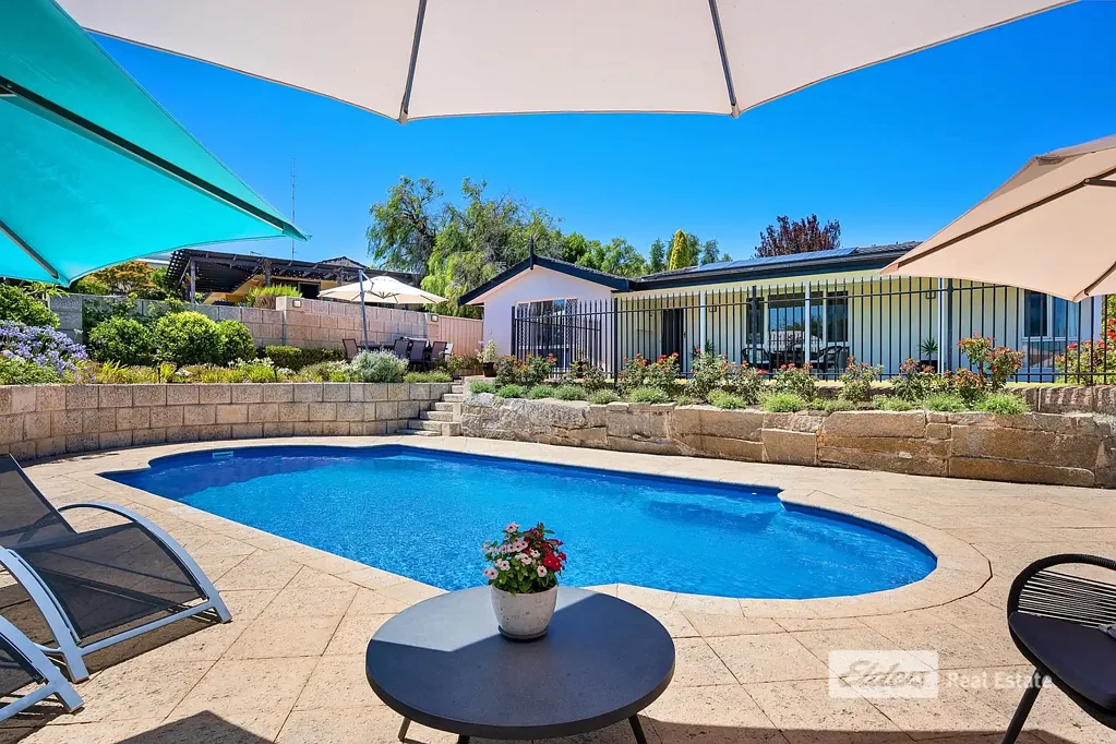 Australind 3 Bedroom Gorgeous Estuary Views From your Front Verandah