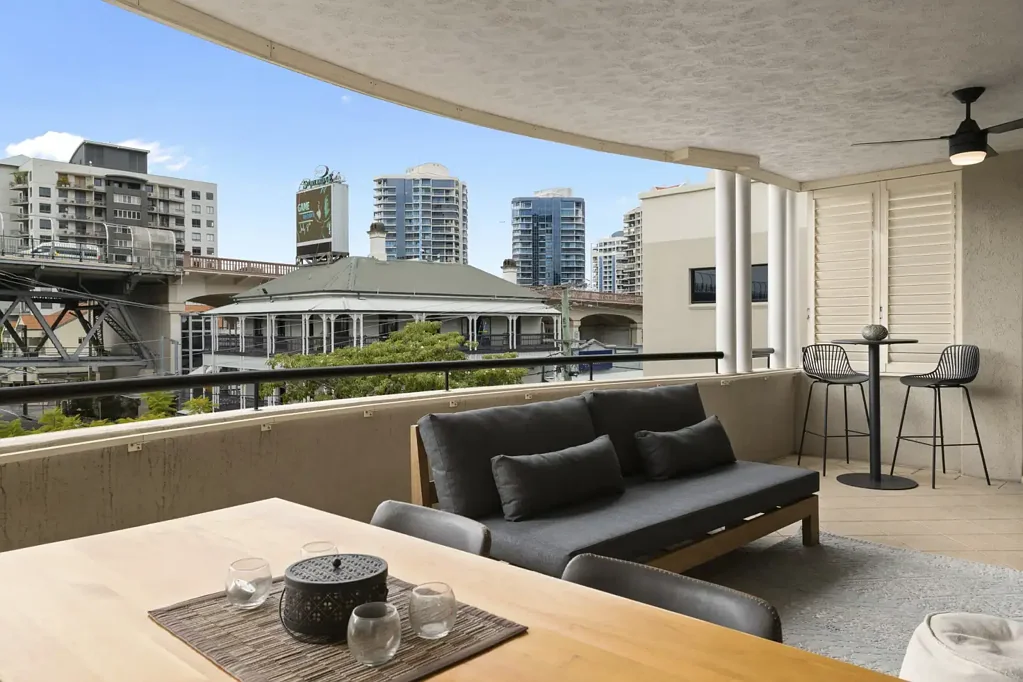 Contemporary Apartment in a Riverside Location!