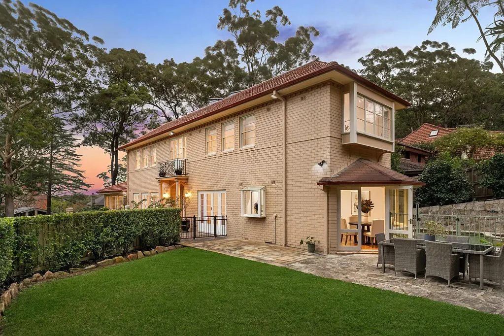 Wahroonga 5chambre North to rear and grandly positioned in Blue-ribbon Wahroonga, walk to shops & schools