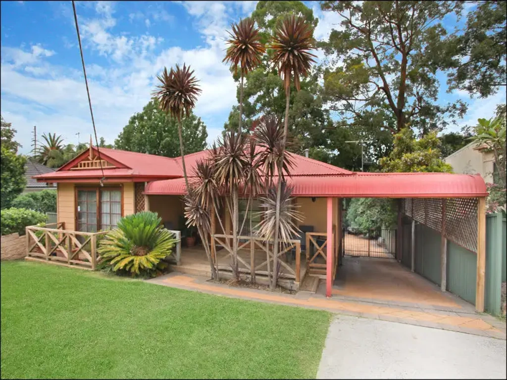 PRIME LOCATION  MINUTES TO SCHOOL AND SHOPS