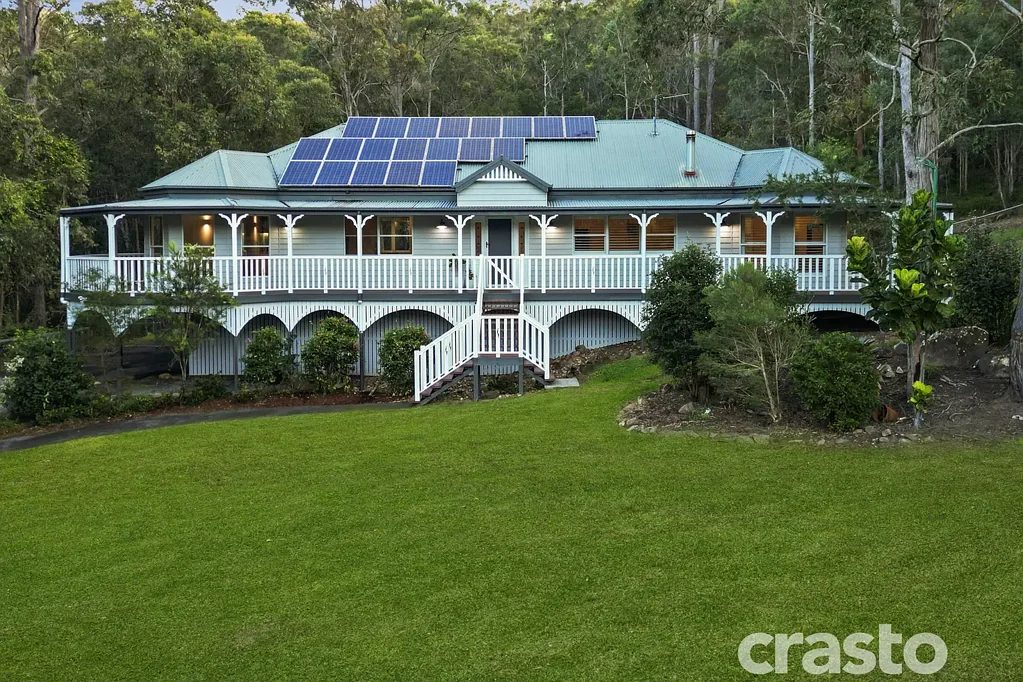 Bonogin 5ห้องนอน Elegant, Timeless Queenslander with Pool and Hinterland Views