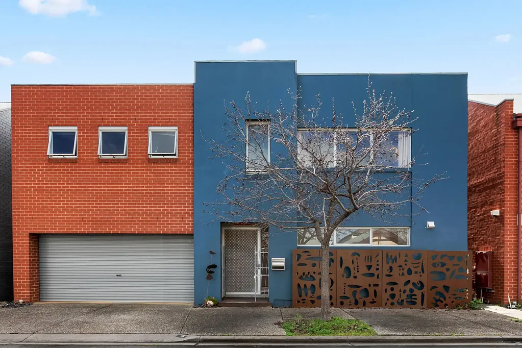 Mawson Lakes 4房  Light-Filled, Private-Lane Living with Waterfront Reserve Access.