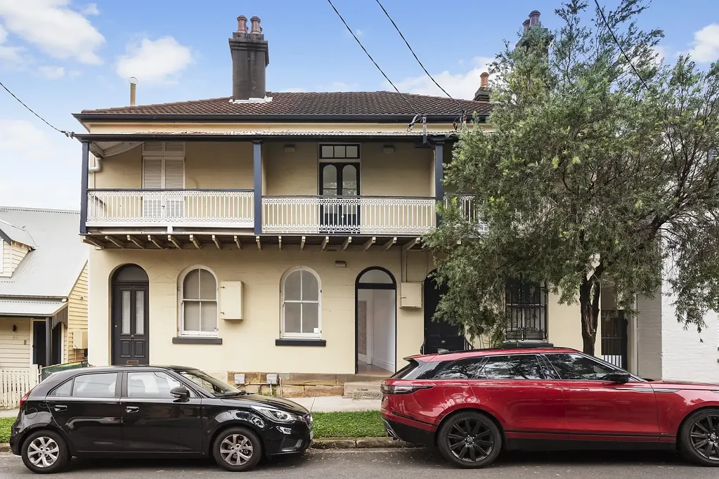 Charming terrace in ultra-convenient locale.