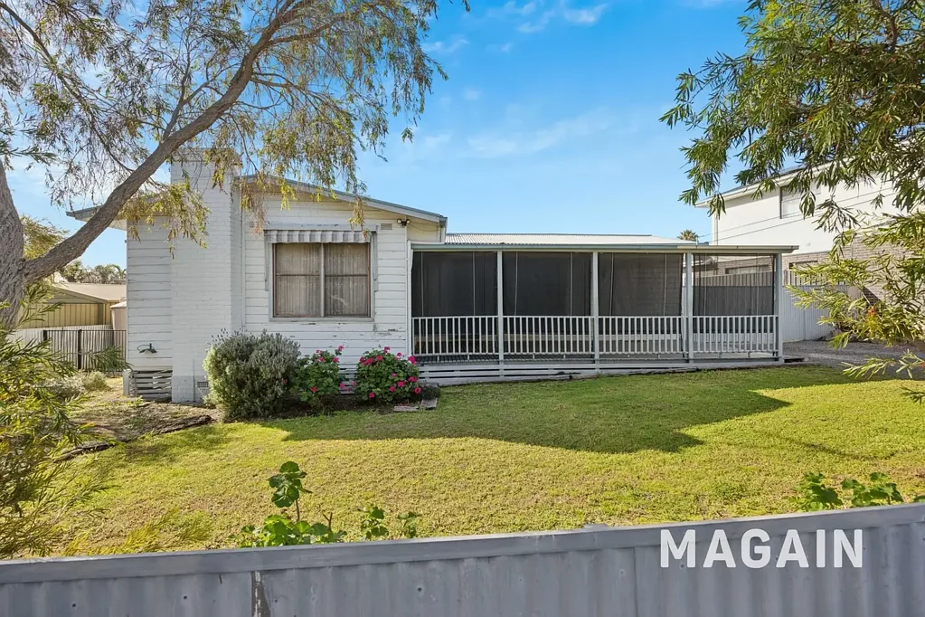 Sturt 3房  Live, Renovate or Develop – Coastal Charm on a Large Block
