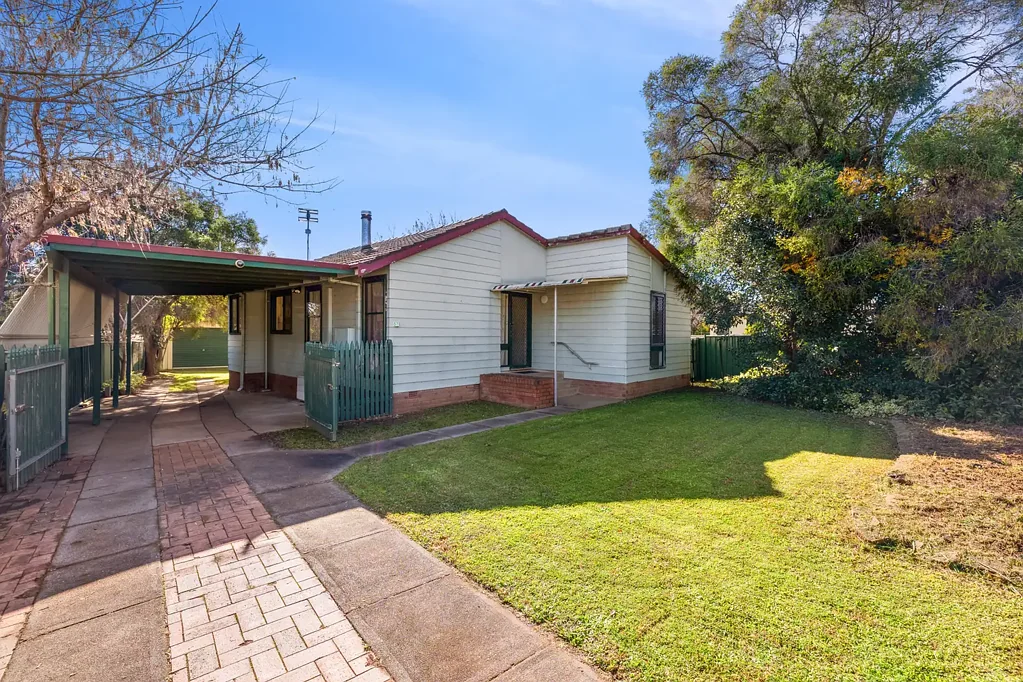Tamworth 3 Bedroom Neat and tidy home with space, shedding and charm