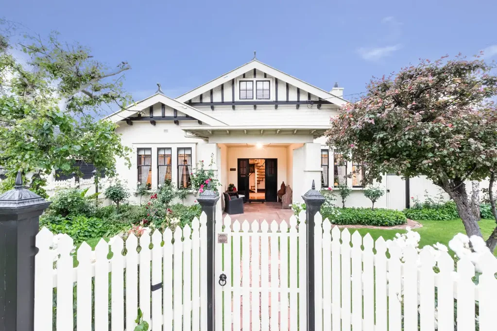 Warrnambool 3部屋 "Ormonde" - Character-Filled Residence Offering Coveted CBD Lifestyle