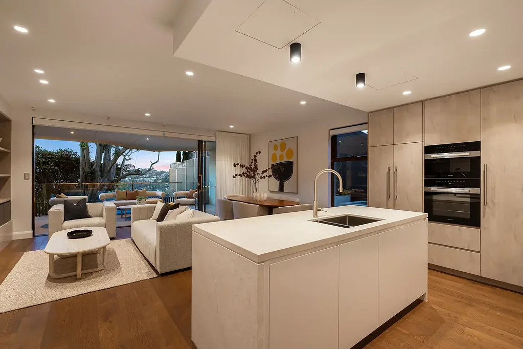 Mosman 3房 全新建筑师设计 中庭无共享墙 中庭Middle Harbour景 北向光线充沛 豪华大理石壁炉 美食家石岛厨房 双Miele电器 豪华主卧套间 全瓷砖淋浴套件 欧洲橡木地板 紧邻Chinamans Beach 紧邻Mosman Village Brand New Luxury Living With Middle Harbour Views