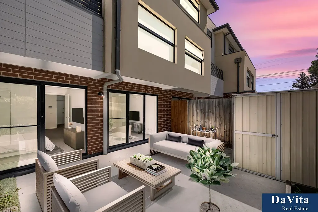 Contemporary 2 Bed, 1 Bath, 2 Toilet Apartment with Parking – Proximity to Monash University