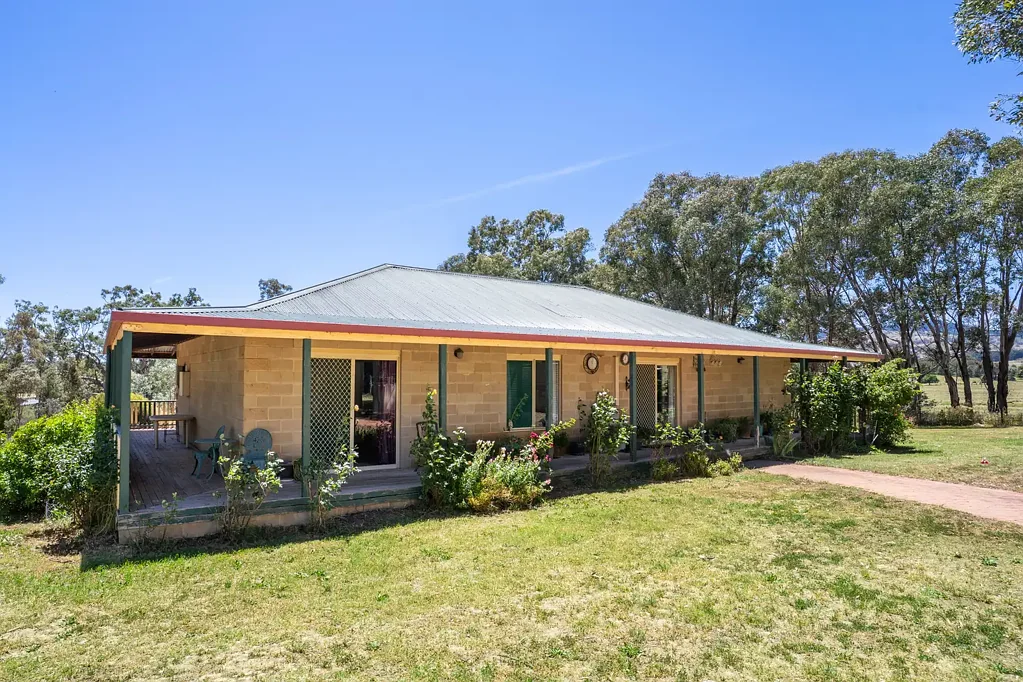 Carcoar Charming homestead on acreage close to town!