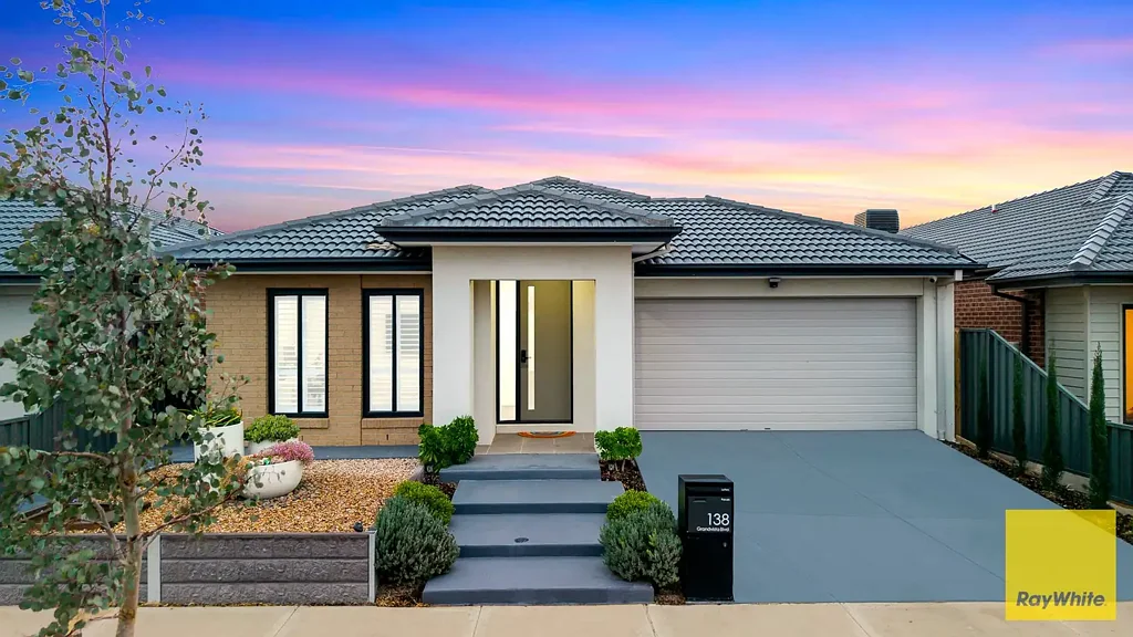 Werribee 4 Bedroom Approx 2 Years Old East Facing Family Home in Prestigious Cornerstone Estate!!
