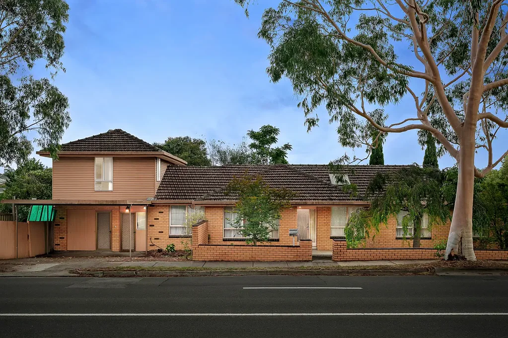 Mount Waverley 6ห้องนอน Prime Corner Allotment in GWSC Zone (STSA)
