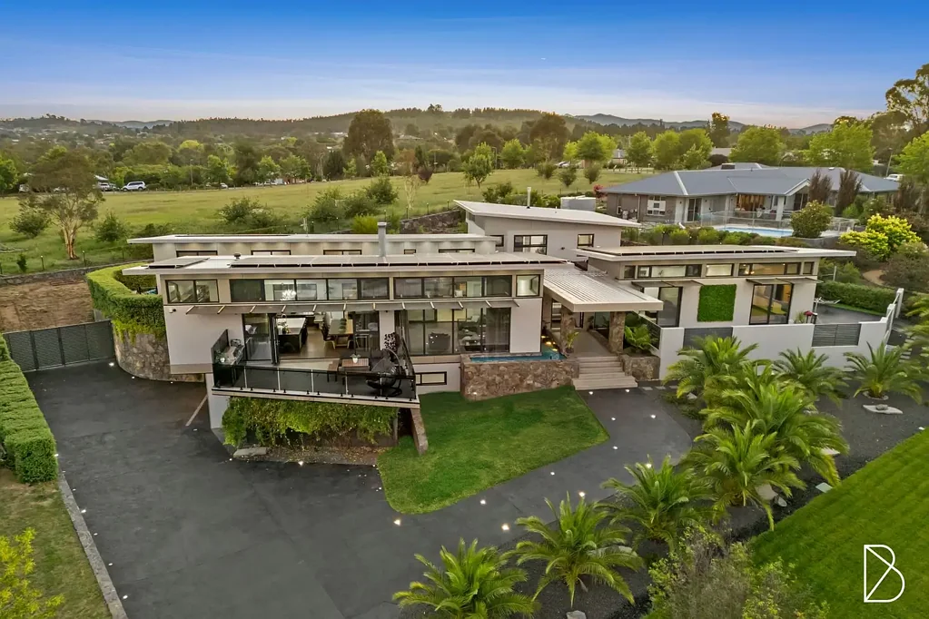 Duffy 6Kwarto Estate-Like Family Retreat Backing Reserve - Viewings by Appointment