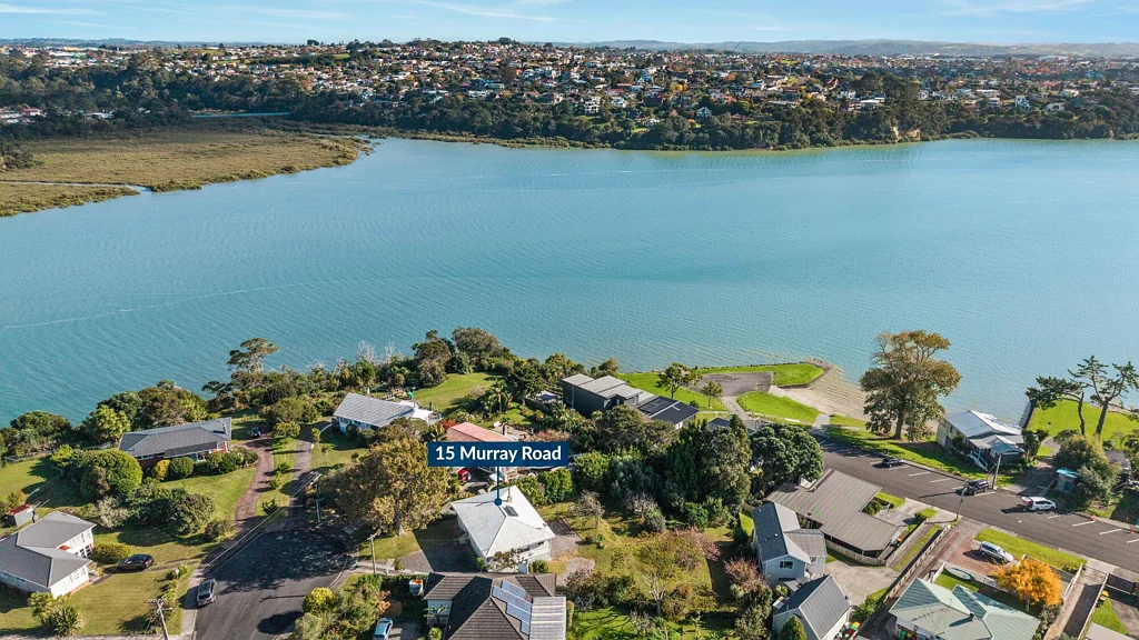 Te Atatu Peninsula 3Phòng ngủ Elevated landholding with view-led upside