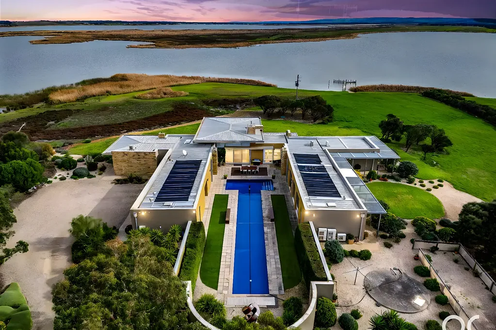 Clayton Bay 7침실 Waterfront Masterpiece! Built by the Iconic DAVID CHENEY.