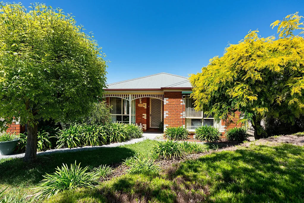Castlemaine 3 Bedroom Element of Surprise