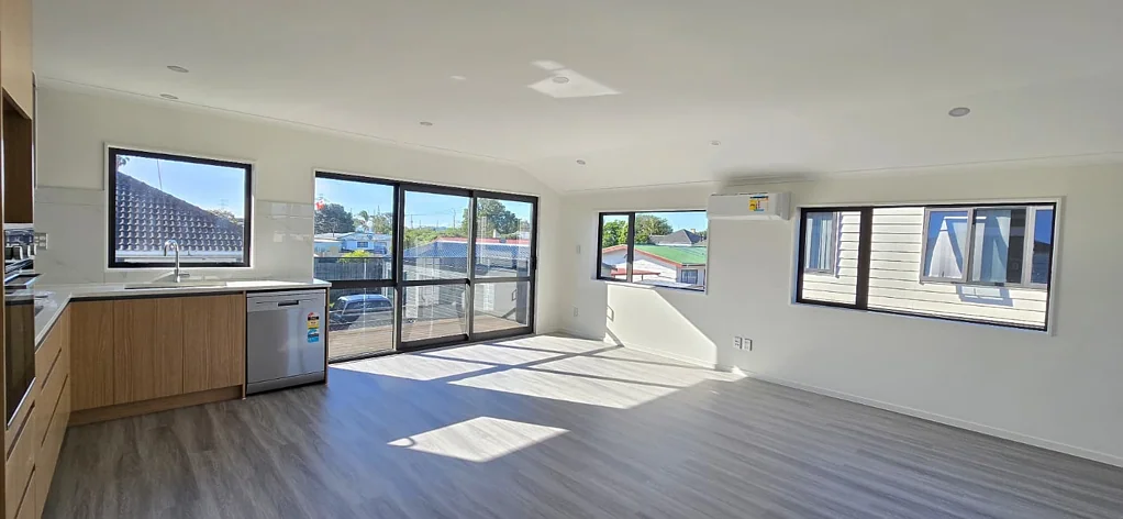 Fresh, modern living in Mangere East - Brand new 3 level home!