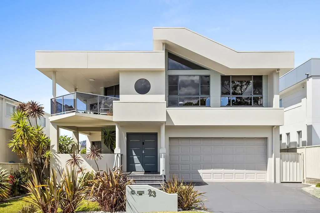 East Corrimal 4房 海滨瑰宝 私密庭院 高挑斜顶 硬木地板 朝北露台 石材台面 主卧水疗 双车库 便捷交通 好校环绕 A statement of grandeur in the ultimate position