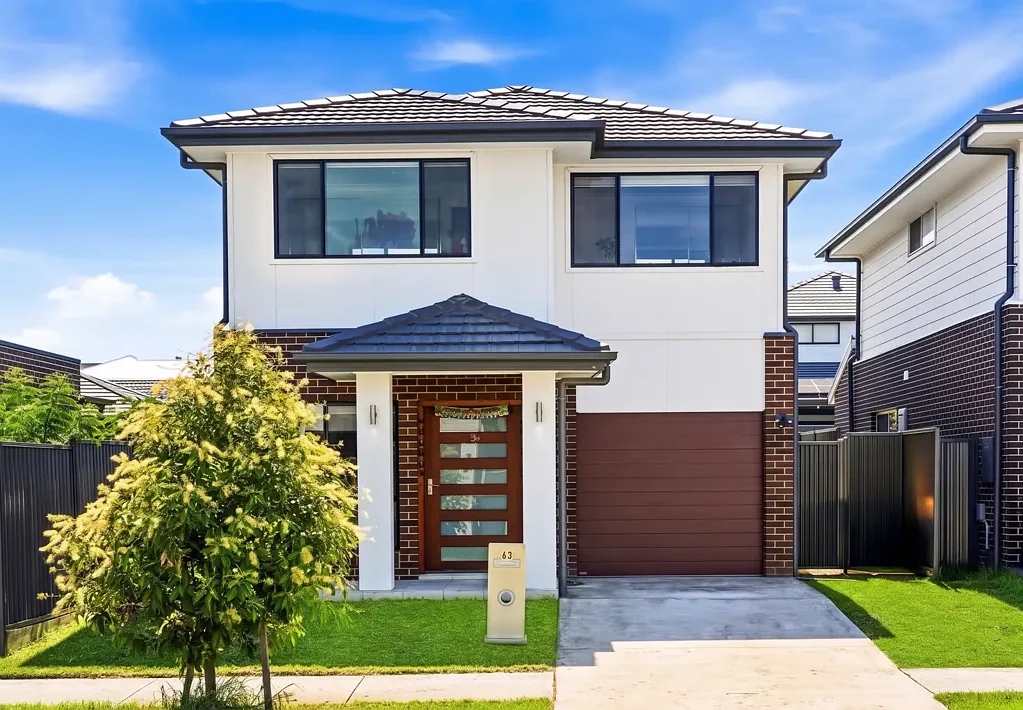 Schofields 4 Bedroom Modern & Well Maintained family home in the heart of Akuna Vista - 2 Minutes walk to Park, Nirimba Fields Public School & Upcoming Shopping Centre!