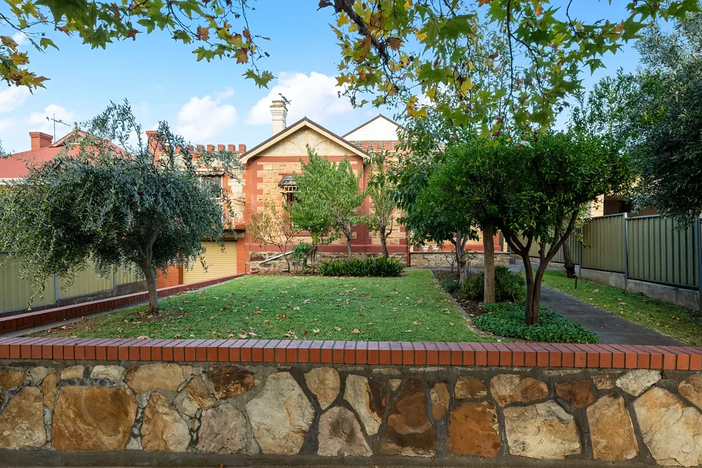 St Peters 3部屋 Character filled sandstone prestige with rear lane access