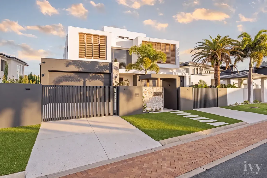 Paradise Point 5房  Triple-Level Modern Waterfront Marvel – Brand New, with Magnificent Views