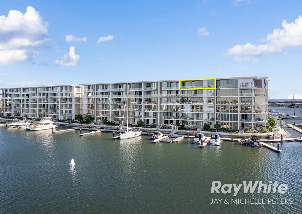 Newport 2 Bedroom Sophisticated Top-Floor Penthouse with Uninterrupted Water Views!