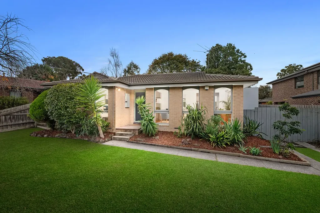 Ringwood 3房 随时入住 635sqm土地 三个生活区 翻新厨房 石材台面 朝北家庭室 带顶棚露台 宽敞后院 树屋 浴缸淋浴 管道供暖 步行上学 Move-in ready in a quiet family-friendly pocket
