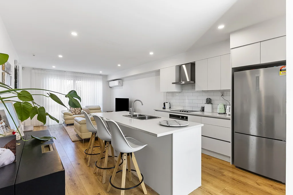 Northcote 3 Slaapkamer Almost New, NO BC, Favourable Location