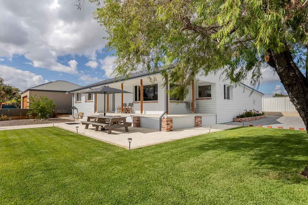 Australind 3ਬੈੱਡਰੂਮ Contemporary Coastal Living or Incoming Earning Investment