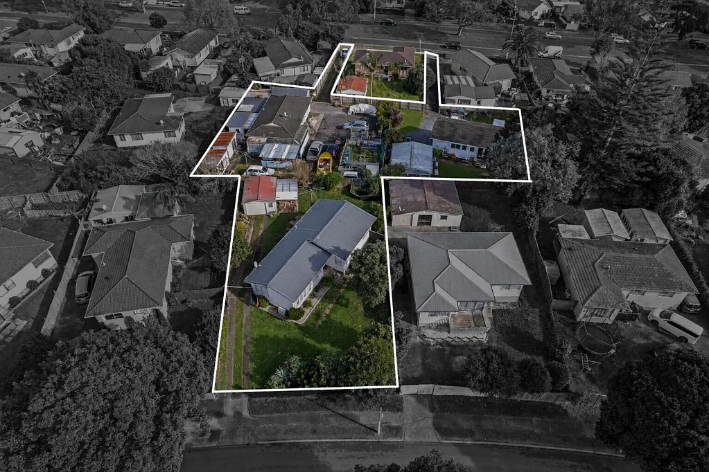 Manurewa 10房  2,496m2, with triple access