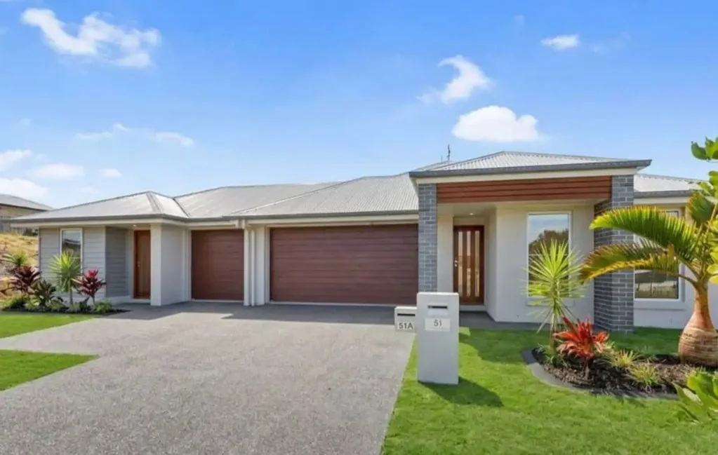 Caboolture 5房 主卧带双洗手盆 4卧带步入式衣帽间 开放式厨餐区 双层推拉门露台 双车库储物空间 独立附属住宅 优质开发区近便利 Exclusive Home & Land Package With A Granny Flat.