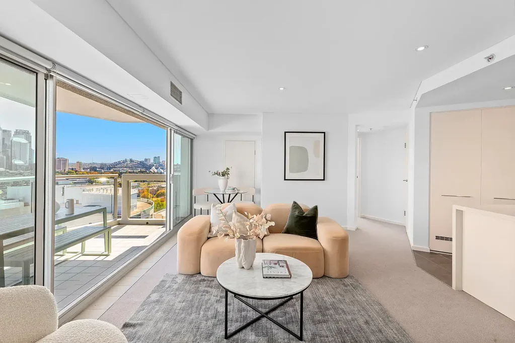 Potts Point 2房 北向市景海景 主卧套间阳台 现代厨卫 双车位 顶级设施 步行商圈 North/West-Facing Apartment with Sweeping Harbour & City Views in Zenith