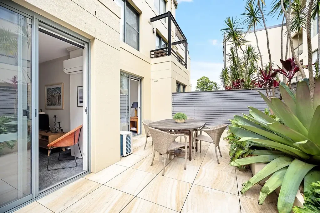 Modern Apartment with Huge Courtyard for the Astute Entertainer