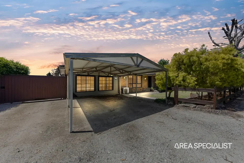 Tooradin 4બેડરૂમ The Brief: Tradie Heaven Meets Coastal Family Dream!